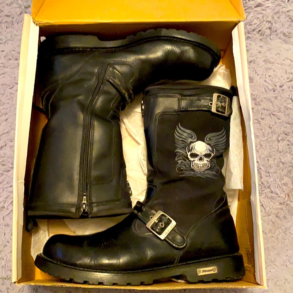 BLACK BOOTS
